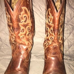 Womens Ariat cowboy boot very gently loved.